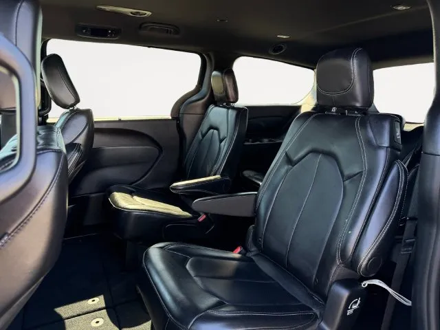 Chrysler Pacifica photo 11