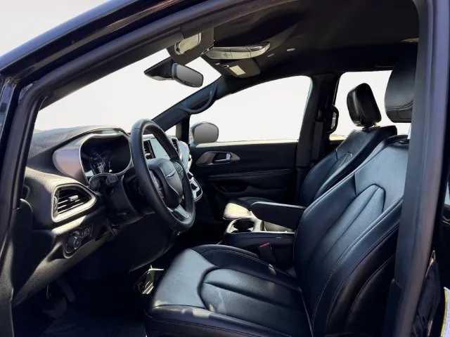 Chrysler Pacifica photo 9