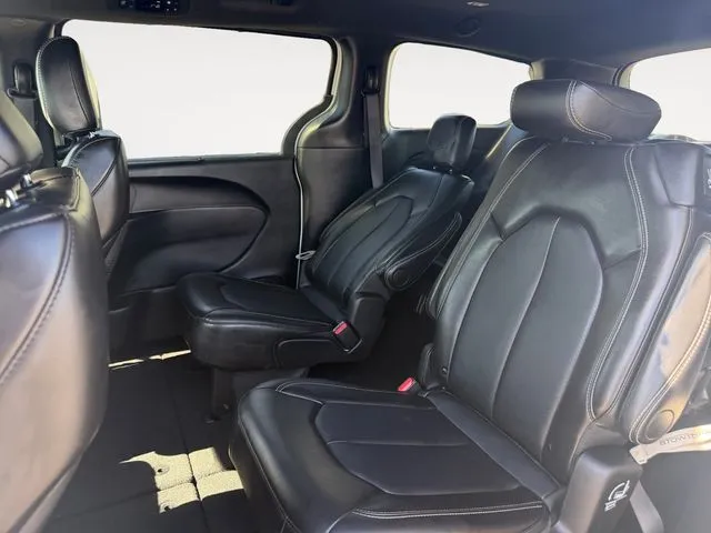 Chrysler Pacifica photo 11