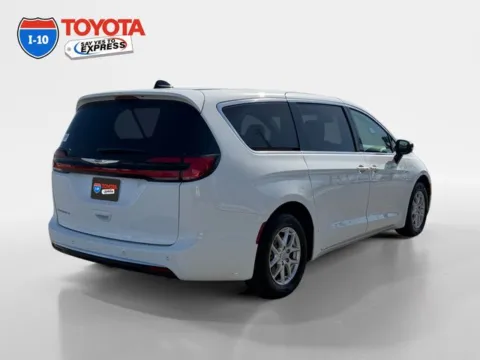 More photos of 2025 Chrysler Pacifica Select at I-10 Toyota, CA