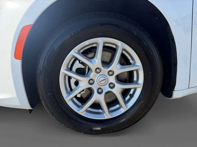 Chrysler Pacifica photo 12