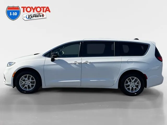Chrysler Pacifica photo 2