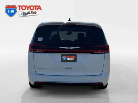 More photos of 2025 Chrysler Pacifica Select at I-10 Toyota, CA