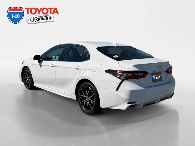 Toyota Camry photo 3