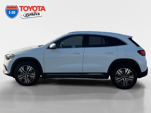 Mercedes-Benz GLA photo 2