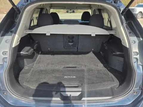 More photos of 2016 Nissan Rogue SV at Hixson Ford Leesville, LA