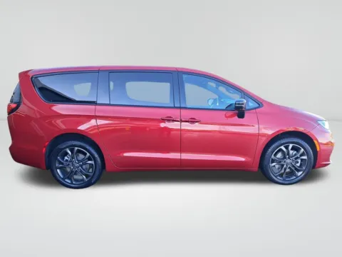 More photos of 2026 Chrysler Pacifica Select at CDJR of Moses Lake, WA