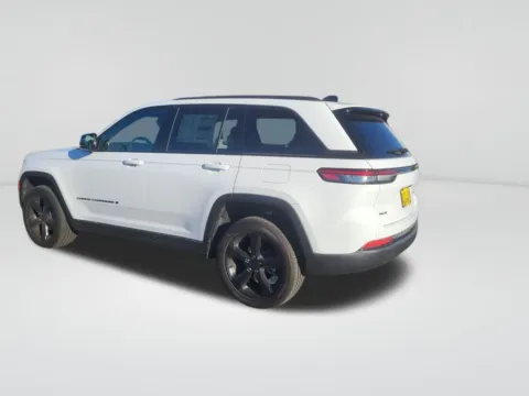 Another view of 2025 Jeep Grand Cherokee Altitude for sale in Moses Lake, WA at Bud Clary CDJR of Moses Lake