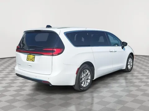 More photos of 2026 Chrysler Pacifica Select at CDJR of Moses Lake, WA