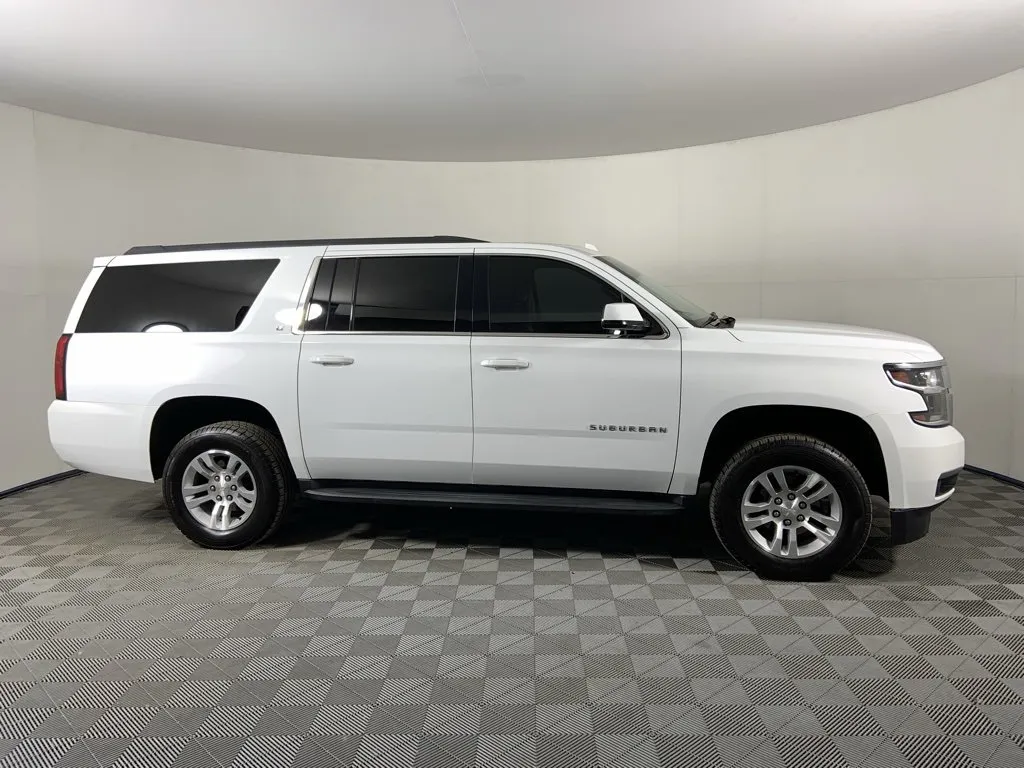 2019 Chevrolet Suburban LT photo 10