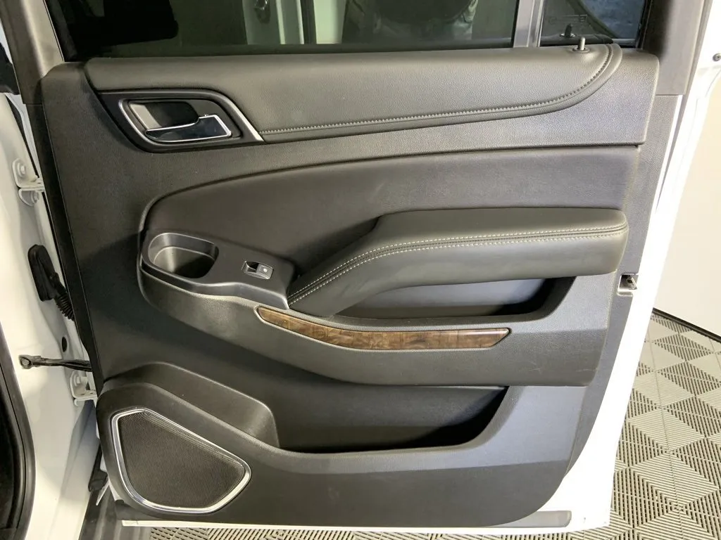 2019 Chevrolet Suburban LT photo 4