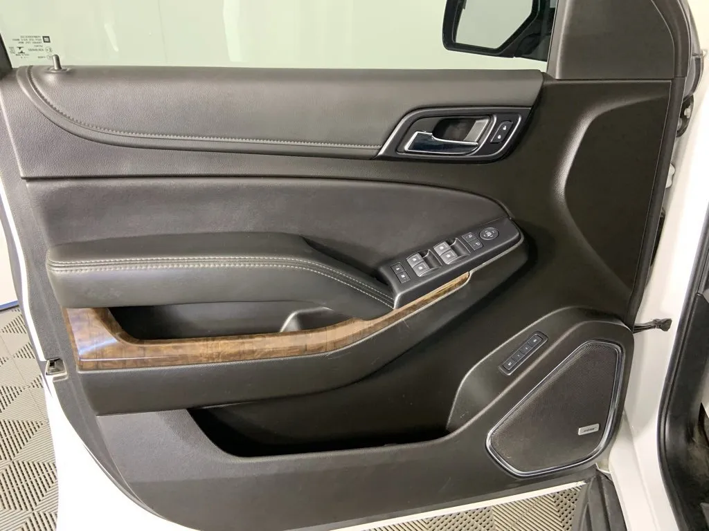 2019 Chevrolet Suburban LT photo 6