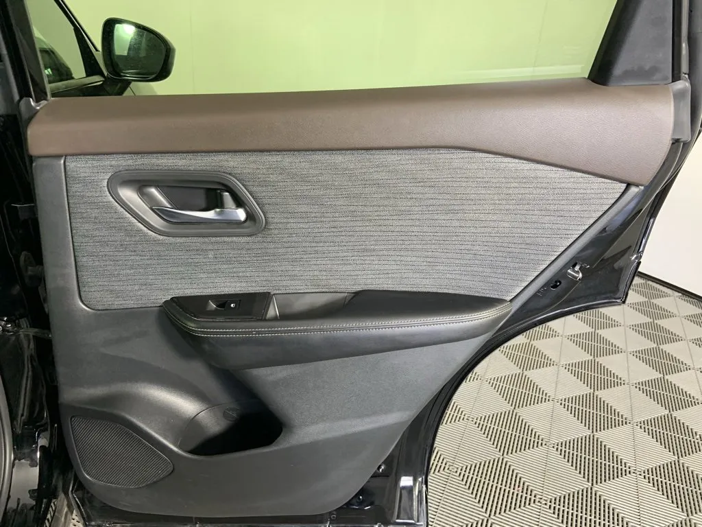 2023 Nissan Rogue SV photo 16