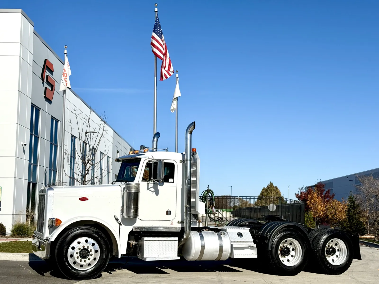 2001 Peterbilt - image 1
