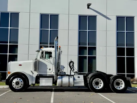More photos of 2001 PETERBILT 379 at Forge Truck Centers - Illinois, IL