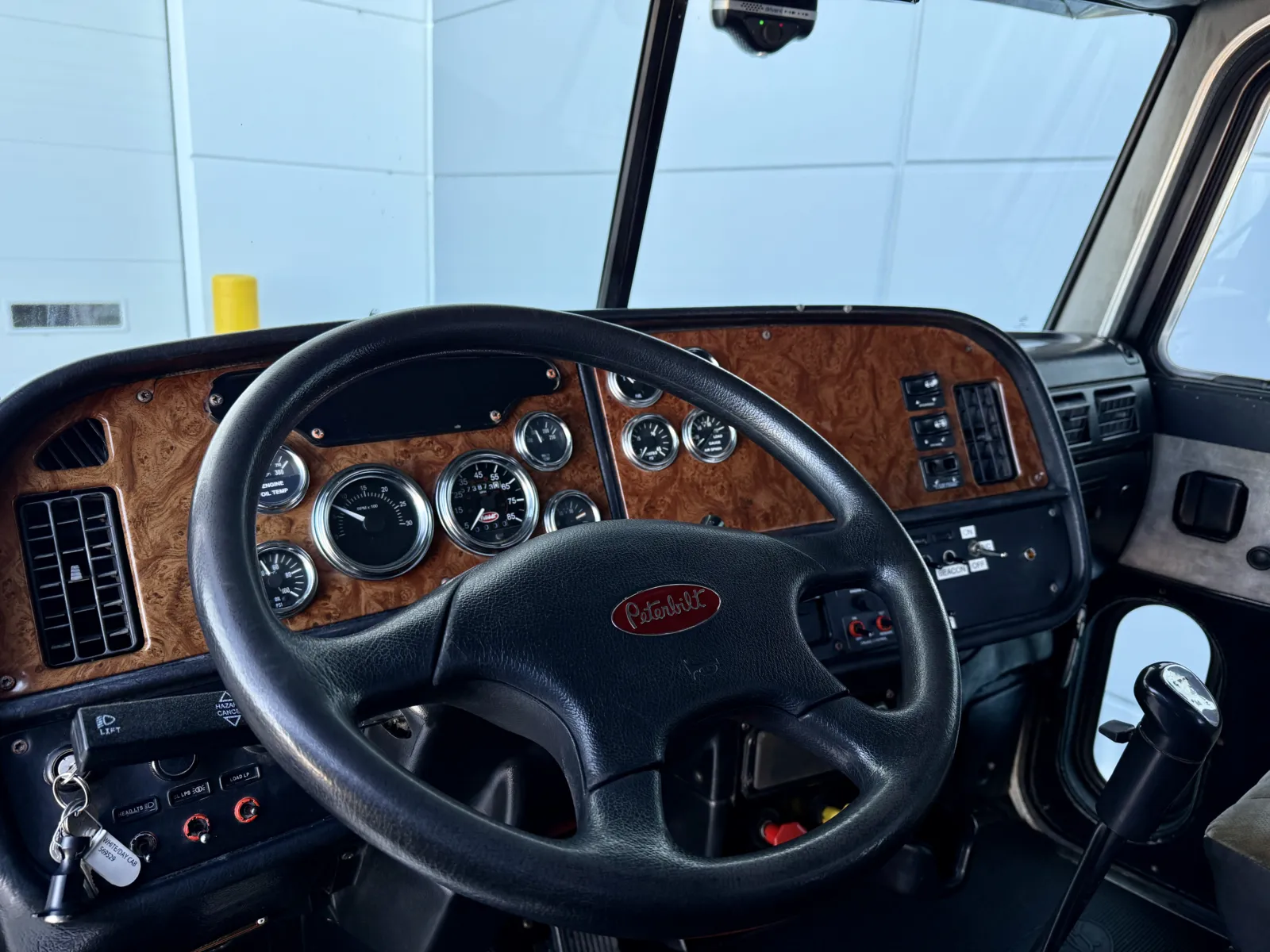 2001 Peterbilt - image 15