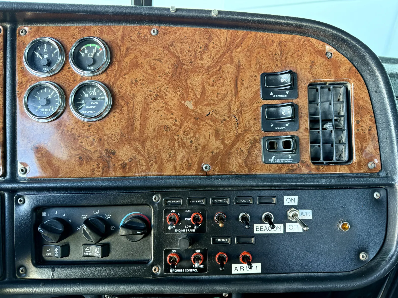 2001 Peterbilt - image 18