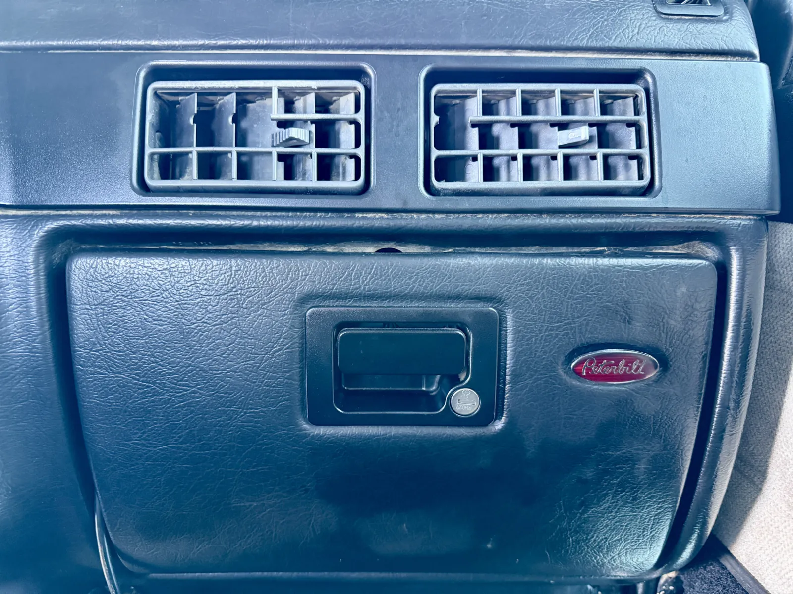 2001 Peterbilt - image 19