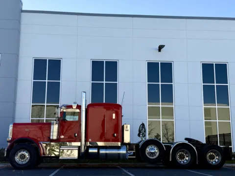 More photos of 2022 PETERBILT 389 at Forge Truck Centers - Illinois, IL