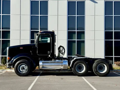More photos of 2008 PETERBILT 367 at Forge Truck Centers - Illinois, IL