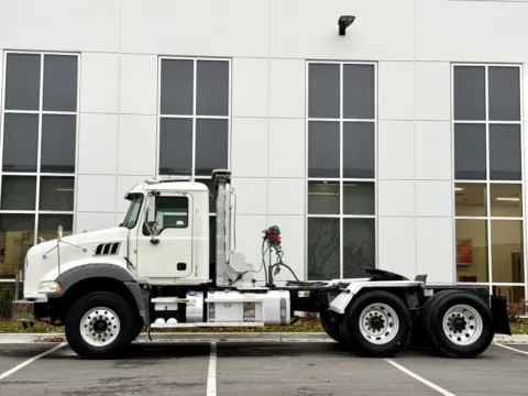 More photos of 2018 MACK GU813 at Forge Truck Centers - Illinois, IL