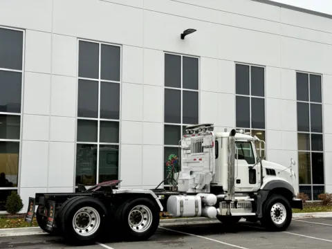 More photos of 2018 MACK GU813 at Forge Truck Centers - Illinois, IL