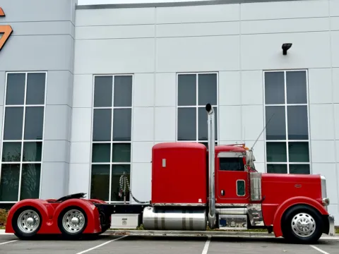 Another view of 2015 PETERBILT 389 for sale in New Lenox, IL at Forge Truck Centers - Illinois