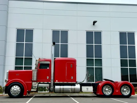 More photos of 2015 PETERBILT 389 at Forge Truck Centers - Illinois, IL