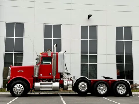 More photos of 2013 PETERBILT 388 at Forge Truck Centers - Illinois, IL