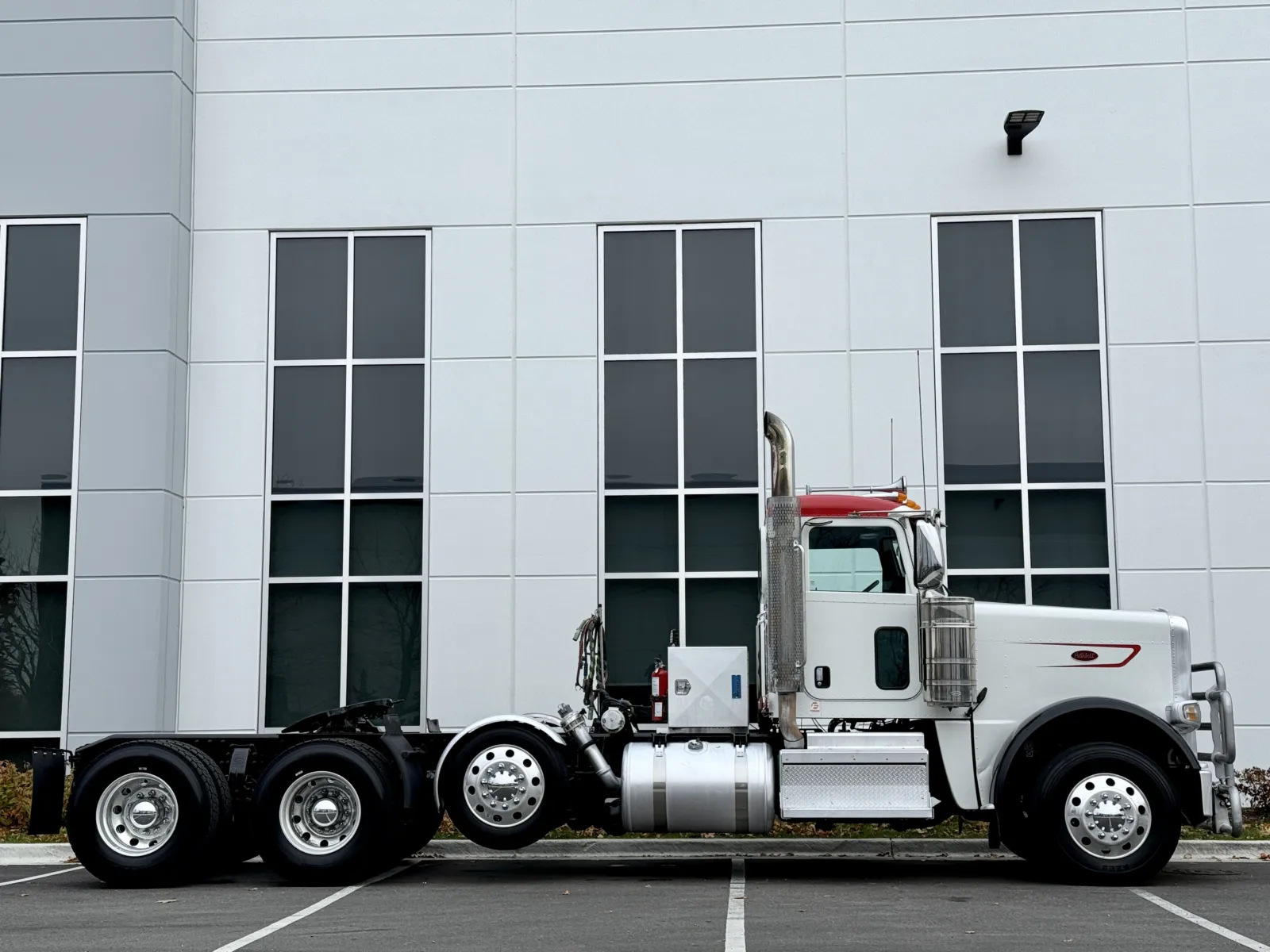 2023 Peterbilt 389 - image 3