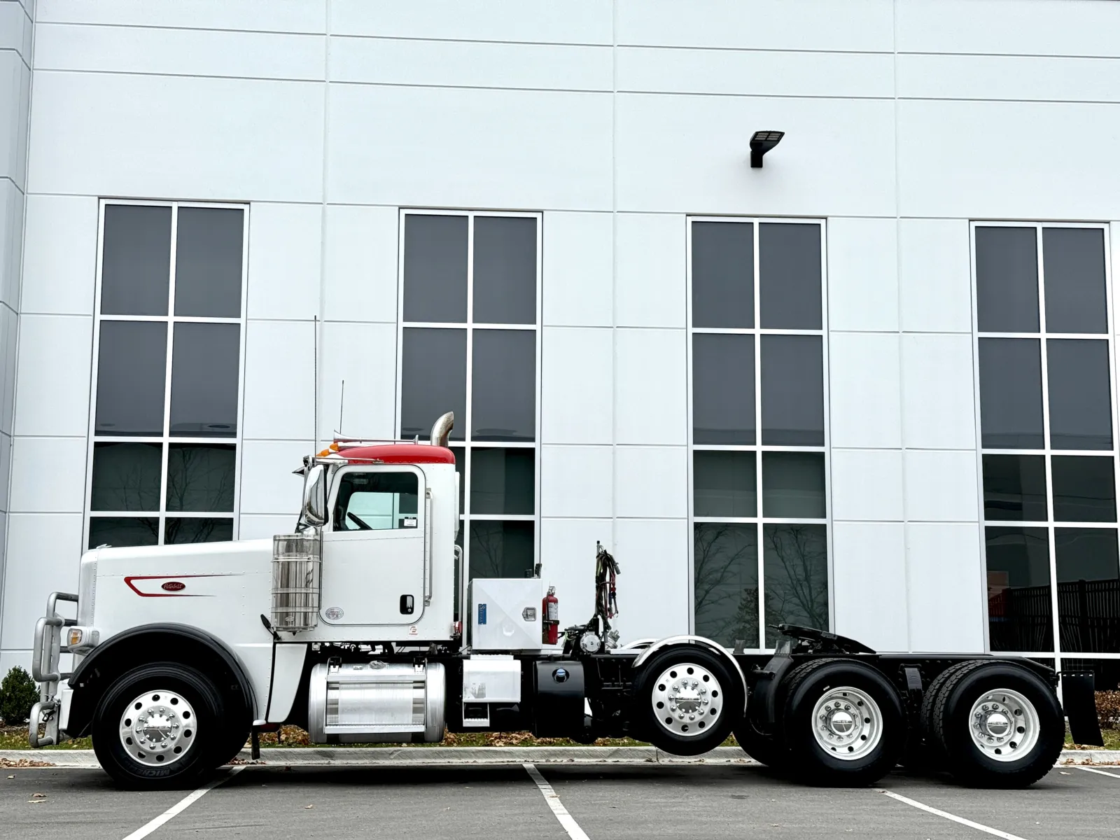 2023 Peterbilt 389 - image 4