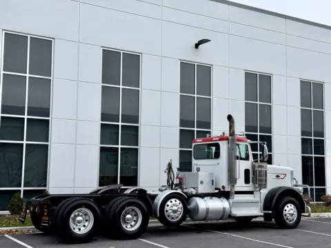 More photos of 2023 PETERBILT 389 at Forge Truck Centers - Illinois, IL