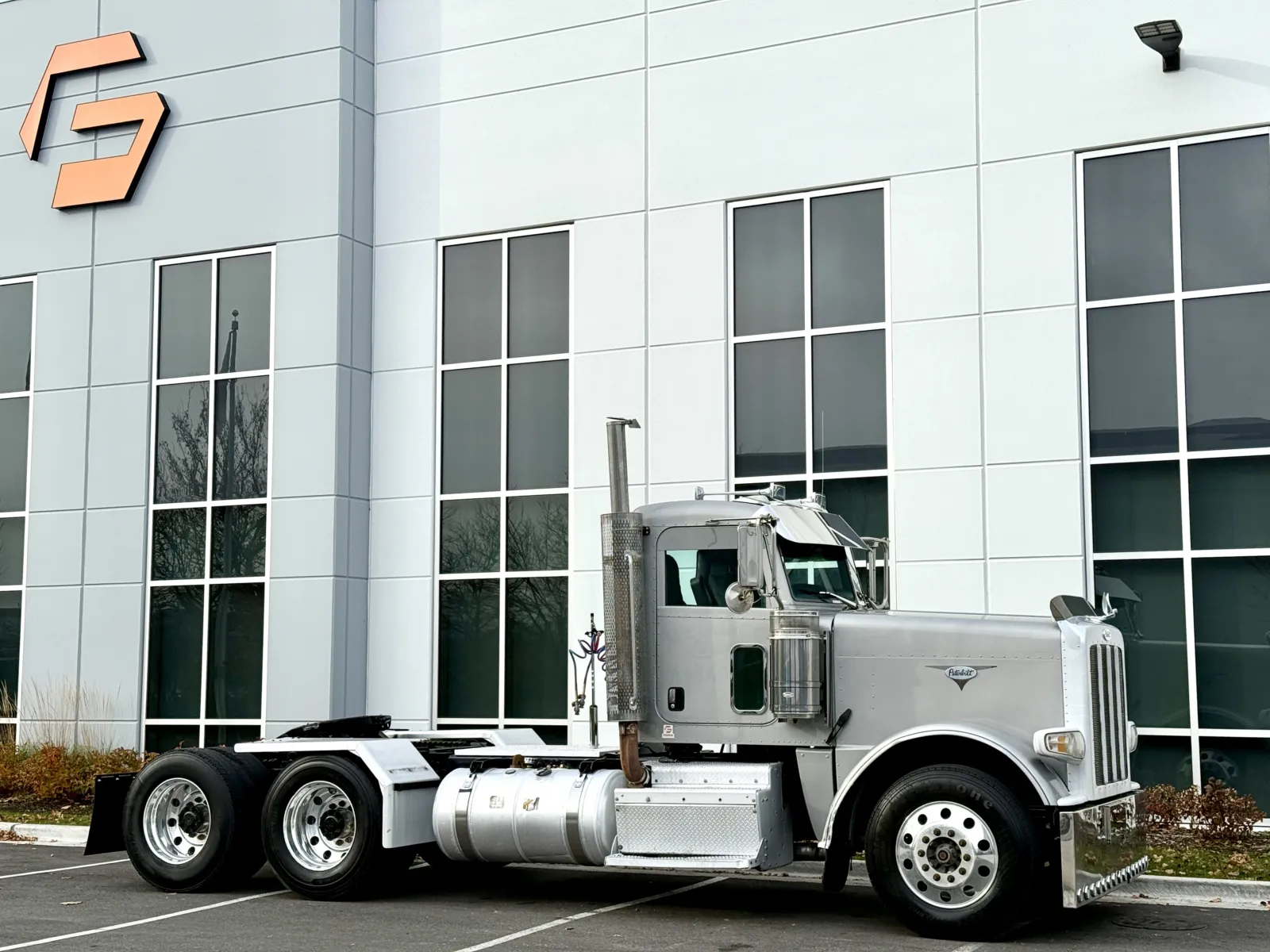 2011 Peterbilt - image 2