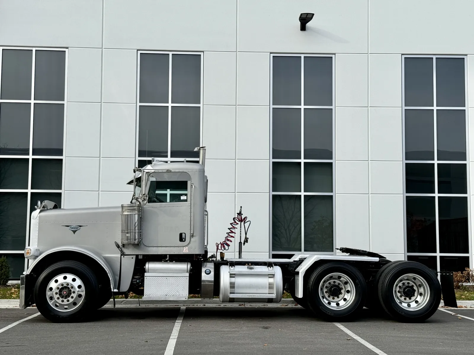 2011 Peterbilt - image 4