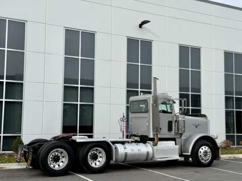 More photos of 2011 PETERBILT 388 at Forge Truck Centers - Illinois, IL