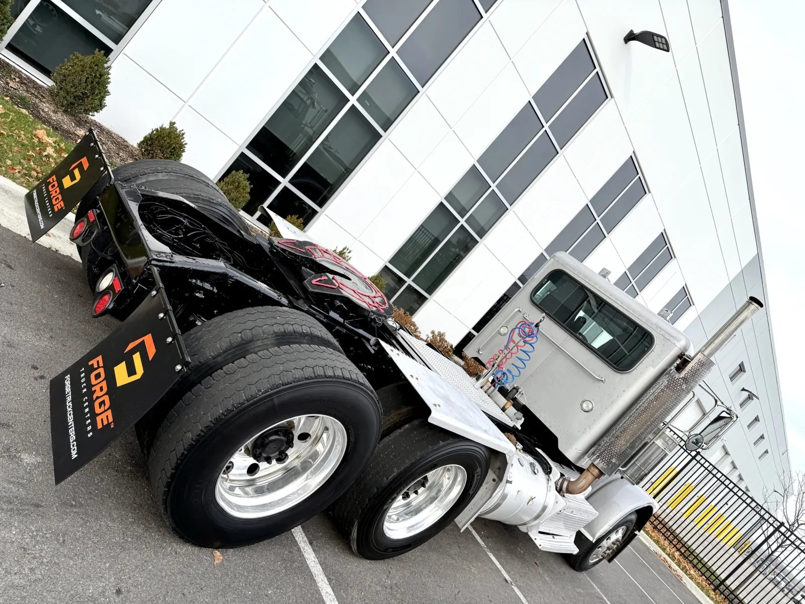 2011 Peterbilt - image 11