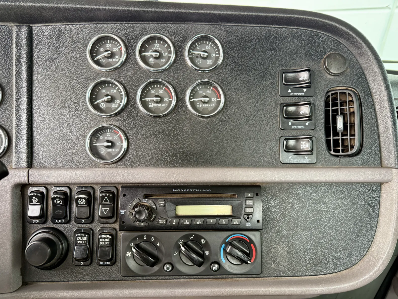 2011 Peterbilt - image 18