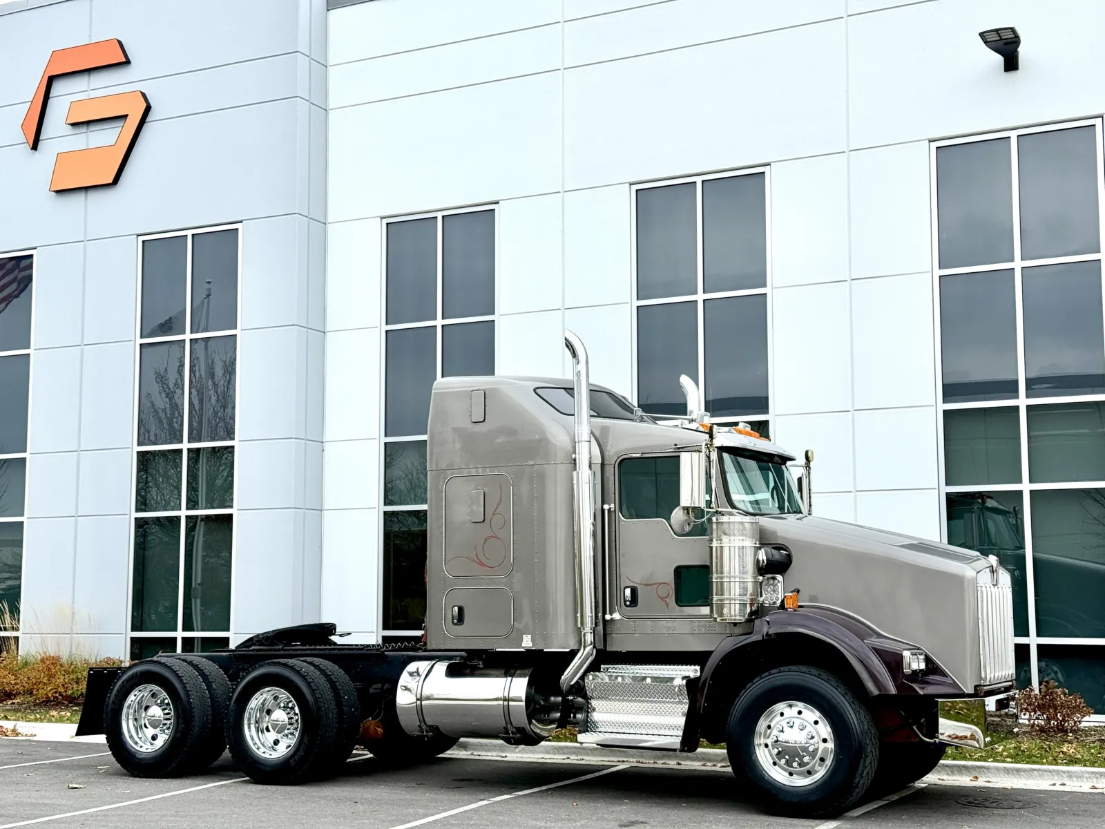 2017 Kenworth T800 - image 2