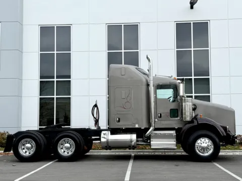 Another view of 2017 KENWORTH T800 for sale in New Lenox, IL at Forge Truck Centers - Illinois