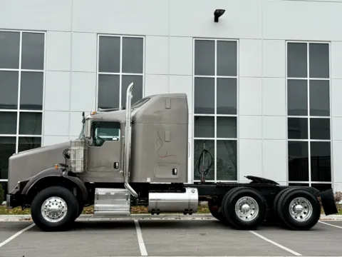 More photos of 2017 KENWORTH T800 at Forge Truck Centers - Illinois, IL
