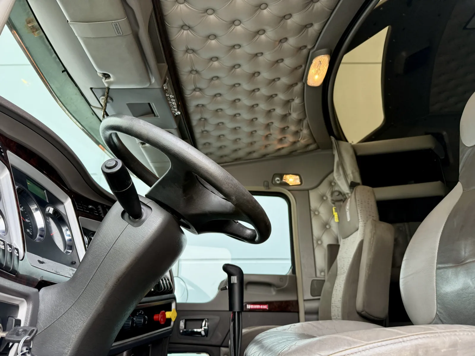 2017 Kenworth T800 - image 14