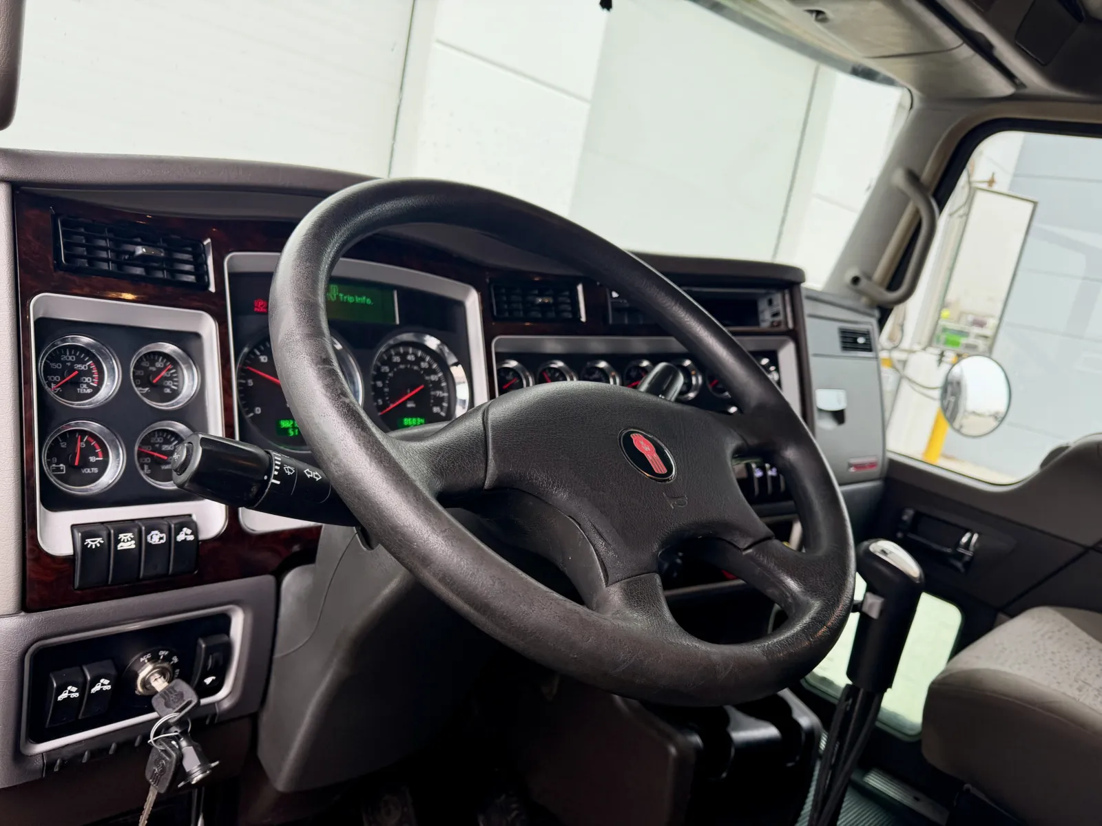 2017 Kenworth T800 - image 15
