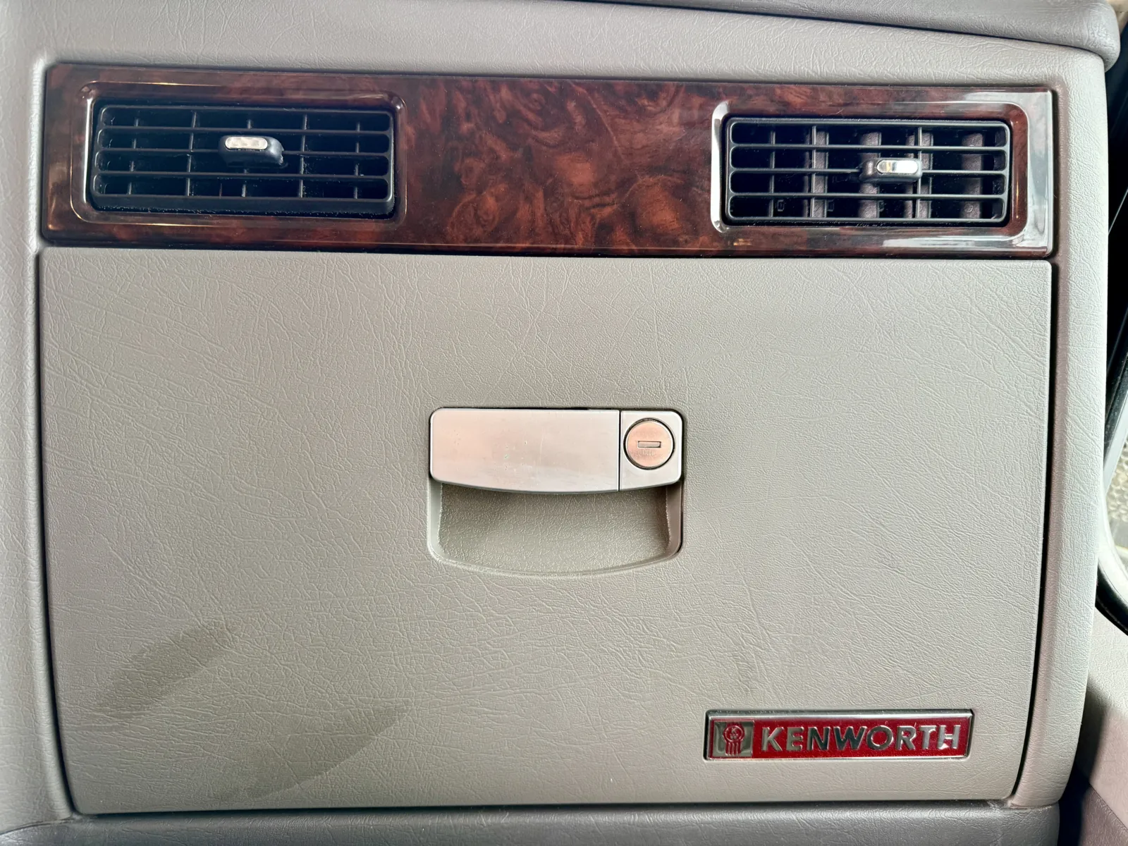 2017 Kenworth T800 - image 18