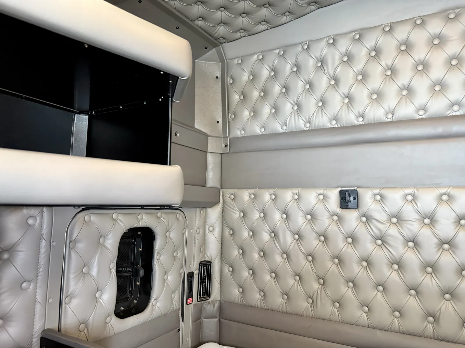 2017 Kenworth T800 - image 21