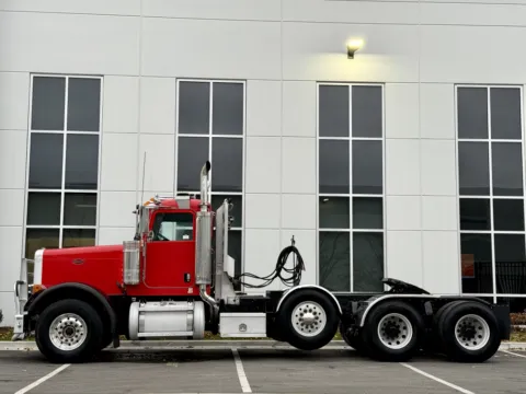 More photos of 2006 PETERBILT 379 at Forge Truck Centers - Illinois, IL