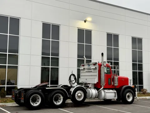 More photos of 2006 PETERBILT 379 at Forge Truck Centers - Illinois, IL