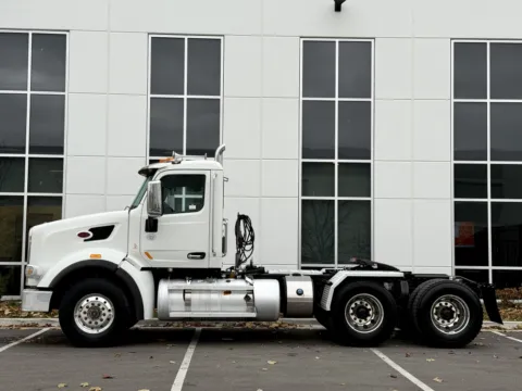 More photos of 2016 PETERBILT 567 at Forge Truck Centers - Illinois, IL