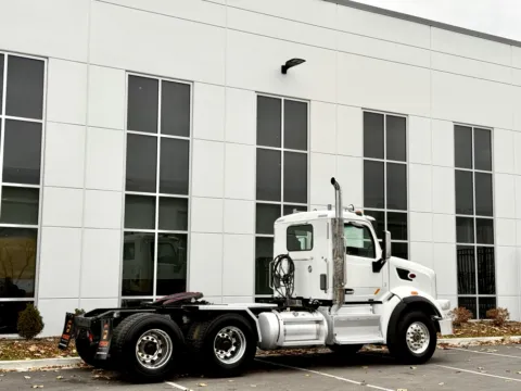 More photos of 2016 PETERBILT 567 at Forge Truck Centers - Illinois, IL