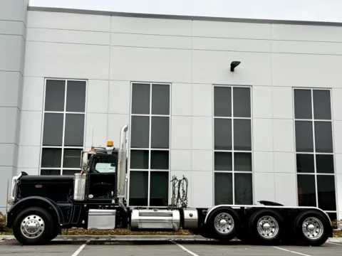 More photos of 2020 PETERBILT 389 at Forge Truck Centers - Illinois, IL