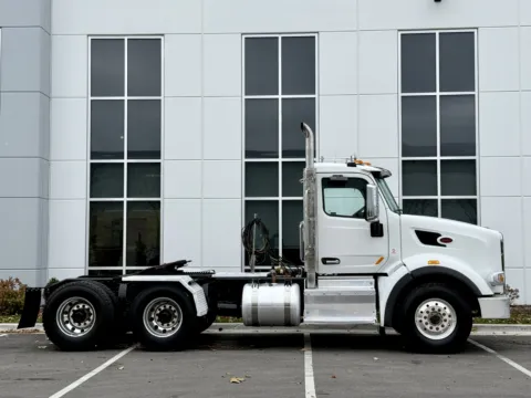 Another view of 2015 PETERBILT 567 for sale in New Lenox, IL at Forge Truck Centers - Illinois